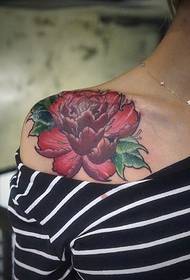 Tatuaggio fiore di peonia su spalla e clavicola