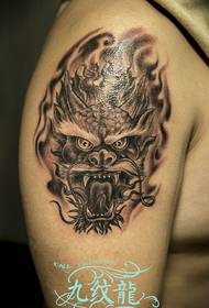 Modello di tatuaggio del rubinetto della spalla
