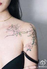 Красивая и свежая цветочная татуировка на плечах