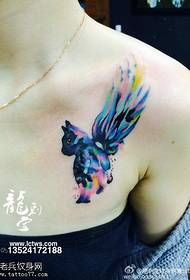 Padrão de tatuagem de gato voando por cima do ombro