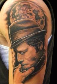 Mafia fumante a braccio grande con motivo tatuaggio luna grande
