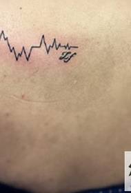 Poza tatuaj simplu ECG cu umăr