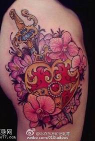 Motivo tatuaggio spalla pugnale fiore cuore
