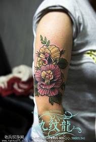 Patrón de tatuaxe floral en cor de ombreiro