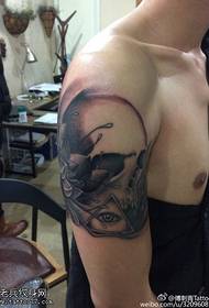 Shoulder's sly god eye tattoo pattern
