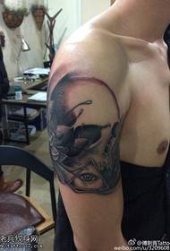 Shoulders sly god eye tattoo mønster