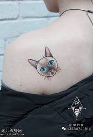 Patrón de tatuaje de gato de hombro