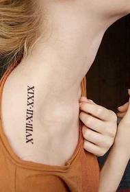 Tatuagem inglesa bonita e bonita nos ombros
