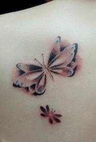 Ang paboritong babae ng butterfly tattoo