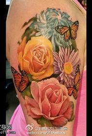 Όμορφο μοτίβο λουλουδιών τατουάζ ώμου
