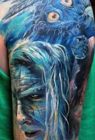 Nagy kar kék stílusú titokzatos ember arcát és toll tetoválás mintát