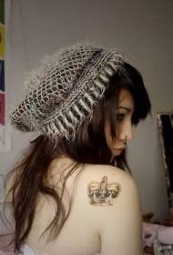 Модел на татуировка на рамото на красиво момиче