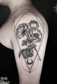 Ang pattern ng floral tattoo sa balikat ng mga tinik