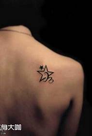 Motivo tatuaggio stella sulla spalla