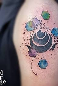 Намальовані геометричним малюнком татуювання на плечі
