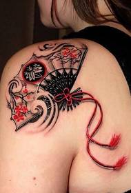 Modello di tatuaggio ventaglio spalla femminile