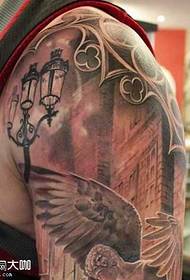 Modello tatuaggio olio lampada a spalla