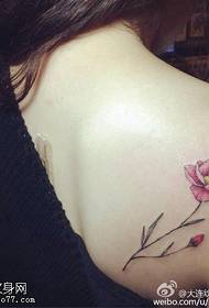 Kis virág tetoválás minta tiszta vállakkal