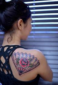 Tatuaje de hombro de niña fan de Rose