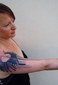 Model abstrakt tatuazhi me figura në shpatull