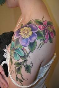Elegáns női váll fényes virág tetoválás