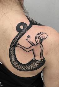 ʻO ke kiʻina tattoo Mermaid ma luna o nā poʻohiwi