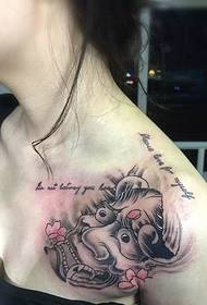 პატარა prajna tattoo სურათი ქალბატონის მხრის ქვეშ ძალიან ინდივიდუალურია