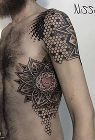 Dicht totem tattoo-patroon op de schouder