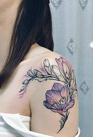 여자의 어깨 아래 아름다운 난초 문신 패턴