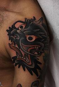 Patró de tatuatge de l’aixeta de color gris negre a l’espatlla