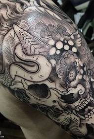 Modello di tatuaggio leone spalla calcare nero
