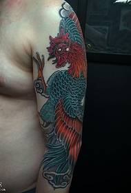 Na ramenu obojen pileći uzorak tetovaža