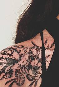 Siyah kadın bayan omuz çiçeği dövme resmi