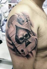 Ison käsivarren koristeellinen pelikorttien ja kallon tatuointikuvioiden muotoilu