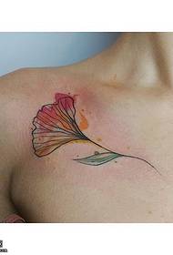 візерунок татуювання листя на плечі