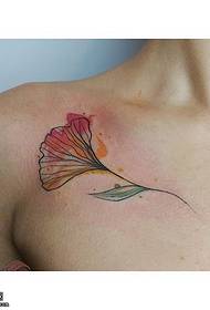 een bladtattoopatroon op de schouder