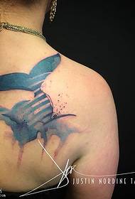 Pečių akvarelės delfinų uodegos tatuiruotės modelis
