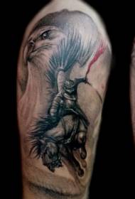 Farvet ørnhoved med ridende samurai tatoveringsmønster