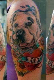 Modello di tatuaggio di grande braccio color cane a forma di cuore e alfabeto inglese