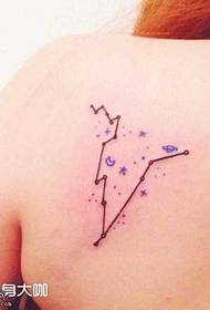 Na ramenu uzorak cijele zvijezde tetovaža