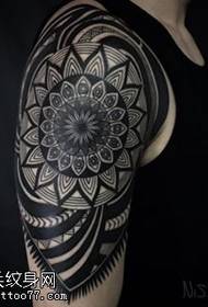 Motivo tatuaggio spalla totem alla vaniglia