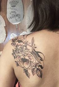 Sexy girl shoulder bird tattoo flower tattoo pattern