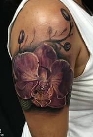 Patrón de tatuaje de orquídea púrpura de hombro