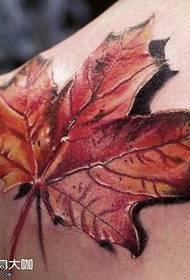 Modèle réaliste de tatouage de feuille rouge à l'épaule