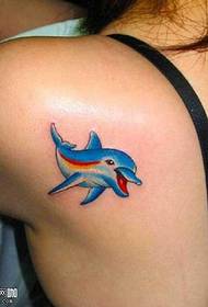 Na ramenem vzorcu za tetovažo kitov
