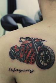 Dominujący wzór tatuażu na ramieniu motocykla