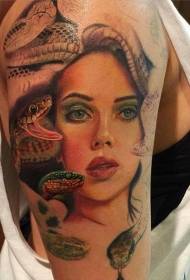 Modello del tatuaggio del ritratto e del serpente della donna di colore del braccio della ragazza