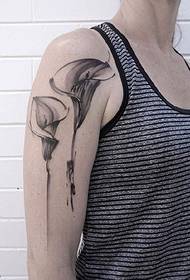 Modello di tatuaggio calla inchiostrata sulla spalla