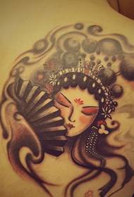 Frumos model de tatuaj de flori pe umeri