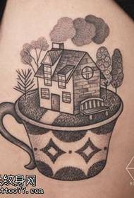 Modellu di tatuaggi di a casa in a tazza